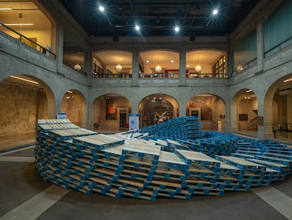 'Pallets' colocados en espiral en la muestra 'Ciclo sin fin', en Ciudad de México.