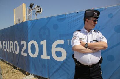 La policía patrulla frente a la 'Fan Zone' de los eventos del campeonato UEFA EURO 2016 en Marsella, Francia.