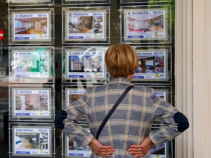 Una mujer mira la oferta de viviendas en una inmobiliaria en Bilbao, el pasado mayo.