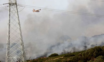 Un hidroavión trabaja en la extinción del incendio en San Roque.