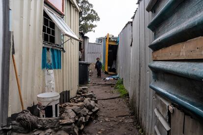 Una niña y su madre, vecinas del asentamiento informal donde unas 30 familias viven, incluida la de Nazim. No tienen electricidad y el único saneamiento disponible son unas letrinas portátiles