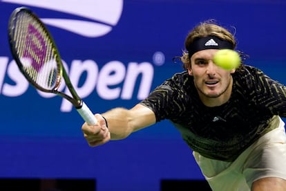 Stefanos Tsitsipas devuelve la pelota durante un partido en Nueva York.