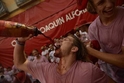 Un par de amigos durante el primer encierro de San Fermín.