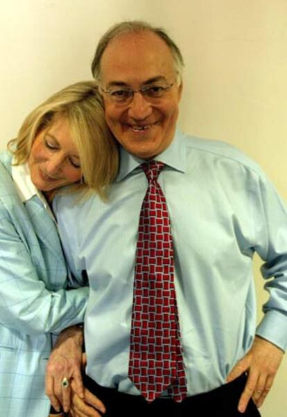 Michael Howard, junto a su esposa, Sandra, tras anunciar su renuncia<i>.</i>