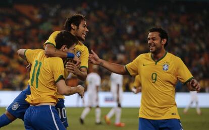 Oscar, Neymar e Fred comemoram o primeiro gol da seleção brasileira.