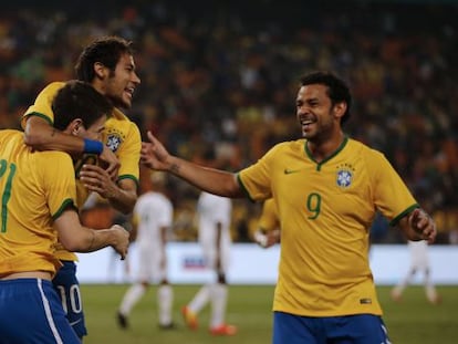 Oscar, Neymar e Fred comemoram o primeiro gol da sele&ccedil;&atilde;o brasileira.