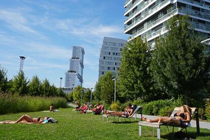 Varias personas toman el sol en el eco-barrio des Batignolles, en París, en agosto de 2019.