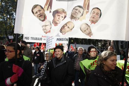 Unos manifestantes con una pancarta contra los lideres nacionales y europeos, en la ciudad de Madrid