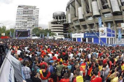 Aficionados de la selección española ven el partido en una pantalla gigante junto al estadio Santiago Bernabéu.