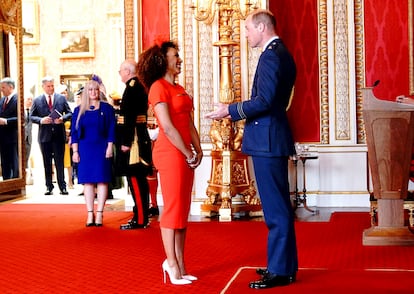 Mel B recibe la distinción como miembro de la Orden del Imperio Británico de manos del príncipe Guillermo de Inglaterra.