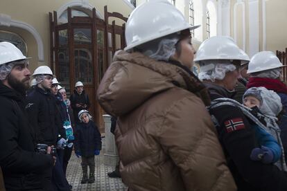 Un grupo de turistas visita el vestíbulo del edificio.