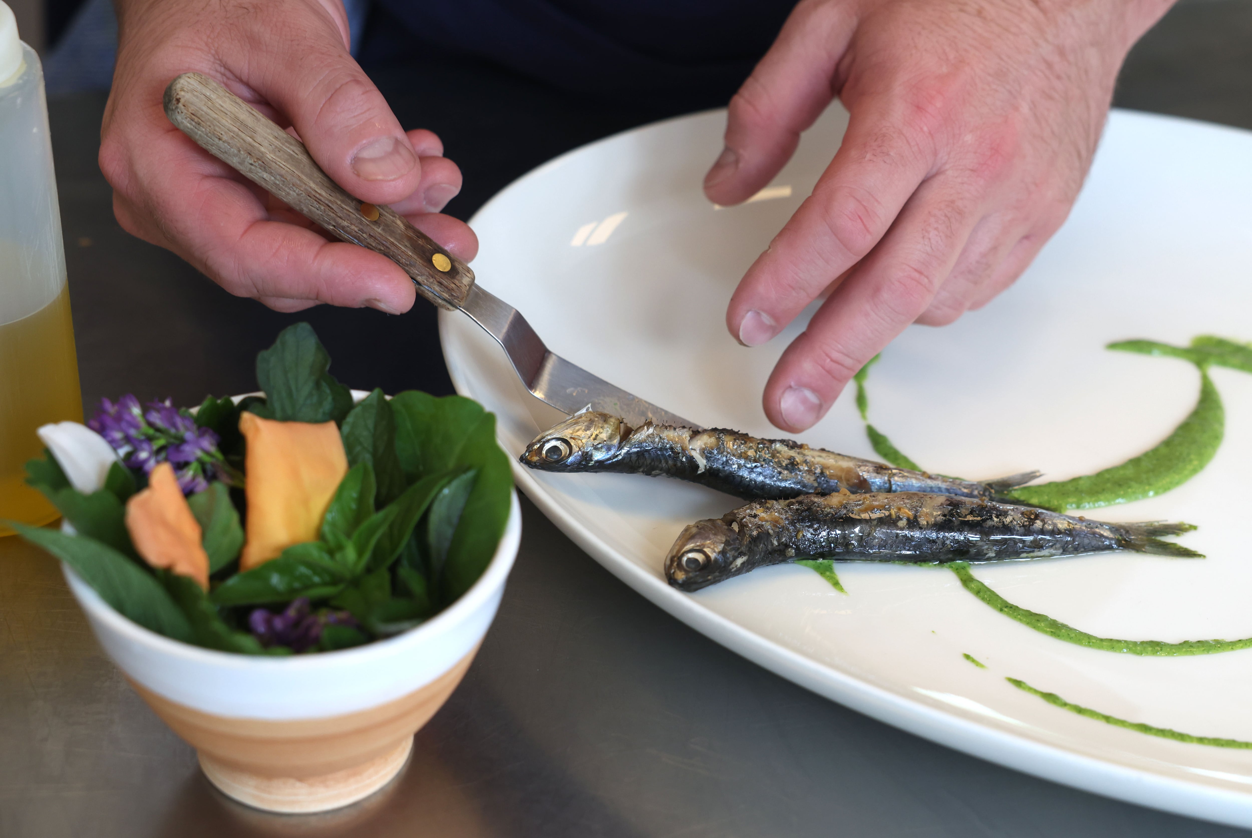 Carlos Urritikoetxea prepara su plato 