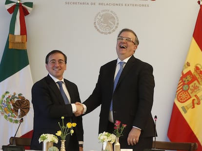ministro español de Asuntos Exteriores José Manuel Albares, saluda al canciller mexicano Marcelo Ebrard este miércoles en Ciudad de México
