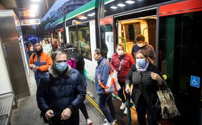 Numerosas personas descienden del metro ligero en Granada.