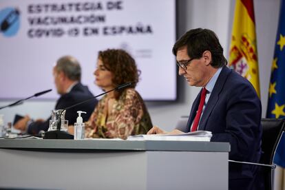 Juan Carlos Campo, María Jesús Montero y Salvador Illa, el martes, en la rueda de prensa posterior al Consejo de Ministros en el que se aprobó el plan de vacunación contra el coronavirus.