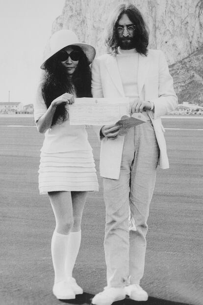 Yoko Ono hizo historia con su minivestido y su pamela en el 69.