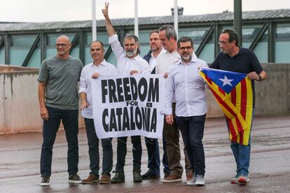 Los presos del 'procés' posan con una pancarta tras dejar la cárcel de Lledoners, el 23 de junio de 2021.