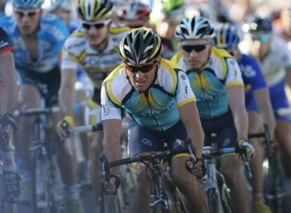 Lance Armstrong, al frente del pelotón en una carrera en Adelaida previa al Tour Down Under.