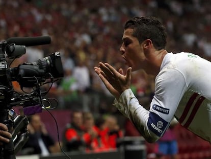Cristiano celebra ante una c&aacute;mara de la televisi&oacute;n su gol a la Rep&uacute;blica Checa.  