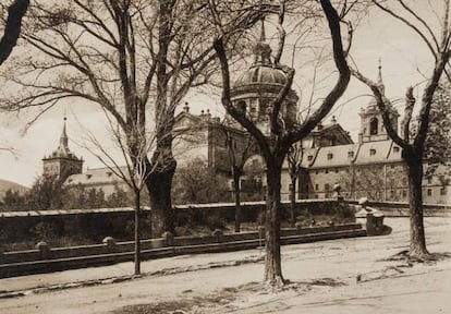 El IPCE, dependiente del Ministerio de Cultura, posee más de medio millón de imágenes, de las que ha digitalizado ya más de 275.000. En la imagen, heliotipia impresa hacia 1927 del monasterio de El Escorial por Wunderlich.