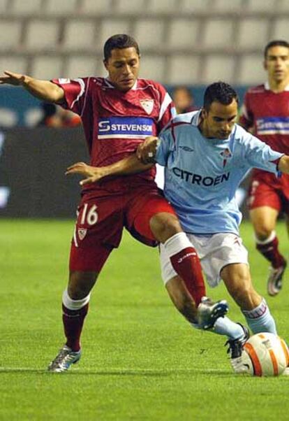 Ángel (derecha) pugna por un balón con Adriano.