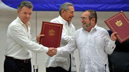 Juan Manuel Santos estrecha la mano de Timole&oacute;n Jim&eacute;nez, l&iacute;der de las FARC, en la firma del acuerdo de paz.