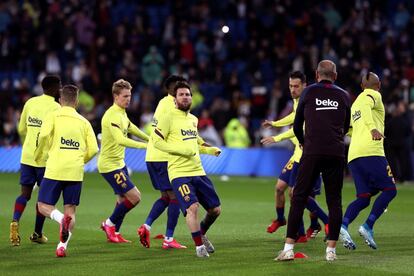 El delantero argentino Lionel Messi y los jugadores del Barcelona, en el calentamiento previo al partido.