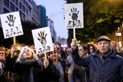 Varios manifestantes muestran el número de fallecidos por la dana el 29 de octubre.