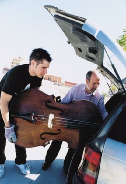 José Luis Turina, el director artístico de la JONDE, ayuda a Jorge a cargar un contrabajo en su coche.