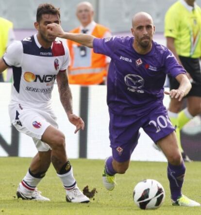 Valero se marcha de un jugador del Bolonia.