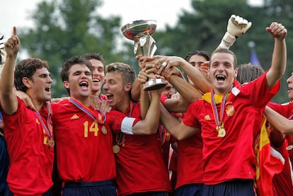 Los jugadores de la selección española sub-19, entre ellos Soldado (en primer término con el puño en alto), celebran su victoria en el Europeo de 2004, celebrado en Suiza. En la final se impusieron a Turquía.