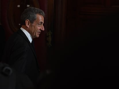 El expresidente conservador francés Nicolas Sarkozy llega este lunes a los tribunales de París para ser juzgado por corrupción.