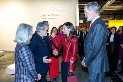 Los Reyes charlan con Jaume Plensa en el stand de EL PAÍS en Arco. 