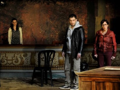 De izquierda a derecha, Claudia Font, Julio Manrique y Clara Segura, en una escena de &#039;Incendis&#039;, obra de Wadji Mouawad dirigida por Oriol Broggi en el teatro Romea de Barcelona.