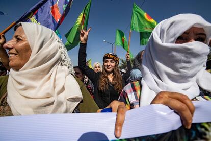 Un grupo de mujeres kurdas sirias durante la manifestación convocada contra las amenazas turcas en la ciudad de Ras al-Ain.