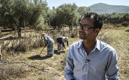 Un proyecto de Chaker Sleymi (en primer plano) para cultivar y procesar plantas medicinales y aromáticas da empleo a las mujeres en situación más vulnerable de Houamdia Tabarka (Túnez).