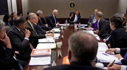 Barack Obama se dirige a los máximos representantes de seguridad, en una foto facilitada por la Casa Blanca.