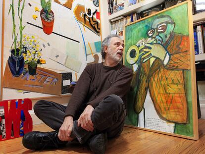 Fernando Trueba en su estudio, <i>escuchando </i>un cuadro de Javier Mariscal.