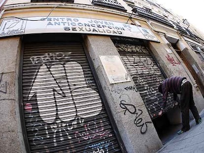 Un trabajador del Centro Joven de Anticoncepción y Sexualidad, en la calle de San Vicente Ferrer, echa el cierre al acabar la jornada, en diciembre de 2019.