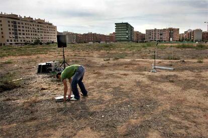 Parcela <i>congelada</i> para hacer un instituto público, en el sector nuevo de Benicalap (Valencia), en la que se han edificado 1.405 pisos de renta libre.