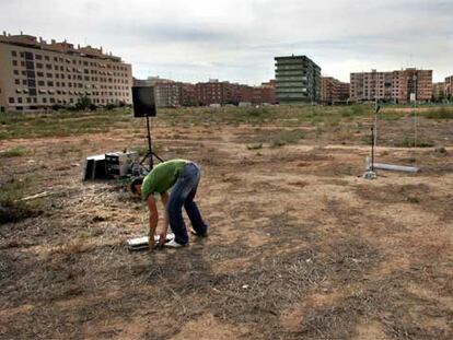 Parcela <i>congelada</i> para hacer un instituto público, en el sector nuevo de Benicalap (Valencia), en la que se han edificado 1.405 pisos de renta libre.