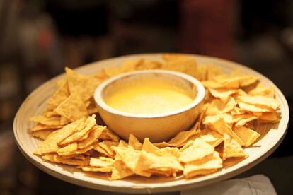 Uno de los plantos mexicanos servidos en la fiesta. Nachos con queso.