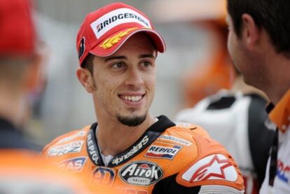 El piloto italiano de MotoGP Andrea Dovizioso sonríe en el Gran Premio de Japón de MotoGP.