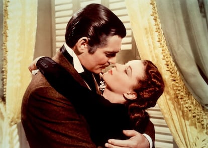 Vivien Leight: "Rhett, si tú te vas, ¿qué será de mí?". Clark Gable: "Sinceramente, querida, me importa un bledo". Aunque Vivien Leight, en su papel de Scarlett O’Hara, acabó llevándose el gato al agua y merendándose al resto de los protagonistas de la pelicula, Clark Gable tuvo el placer de dedicarle algunas de las frases más humillantes a la orgullosa dama sureña como venganza cinematográfica.