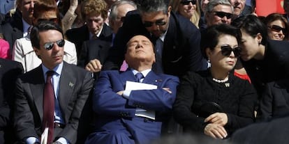 El ex primer ministro italiano Silvio Berlusconi, sentado junto al expresidente español José María Aznar, ha asistido hoy a la inauguración de la Biblioteca Bush en Dallas.
