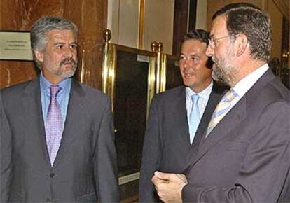 Mariano Rajoy charla con Manuel Marín y con José María Michavila en los pasillos del Congreso de los Diputados.