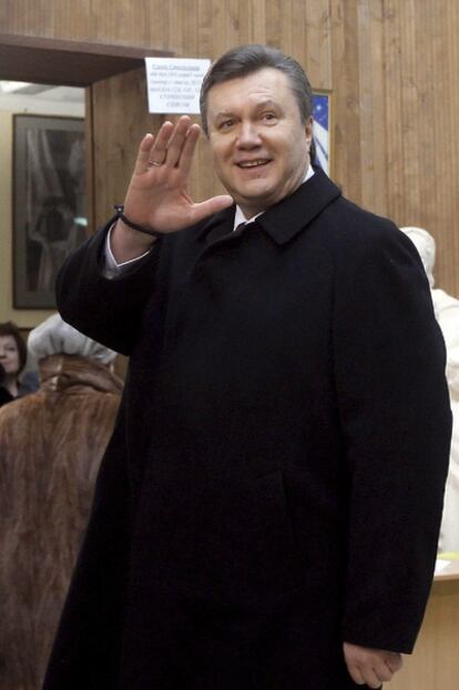 Víctor Yanukóvich, tras votar en Kiev.