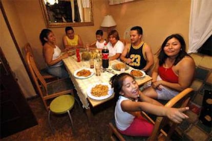La familia de Mercedes Tapia (Milene, Tanja, Carlos, Dolores, Dylan, Andrés y Paola) reunida a la hora de cenar.
