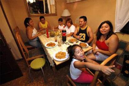 La familia de Mercedes Tapia (Milene, Tanja, Carlos, Dolores, Dylan, Andrés y Paola) reunida a la hora de cenar.