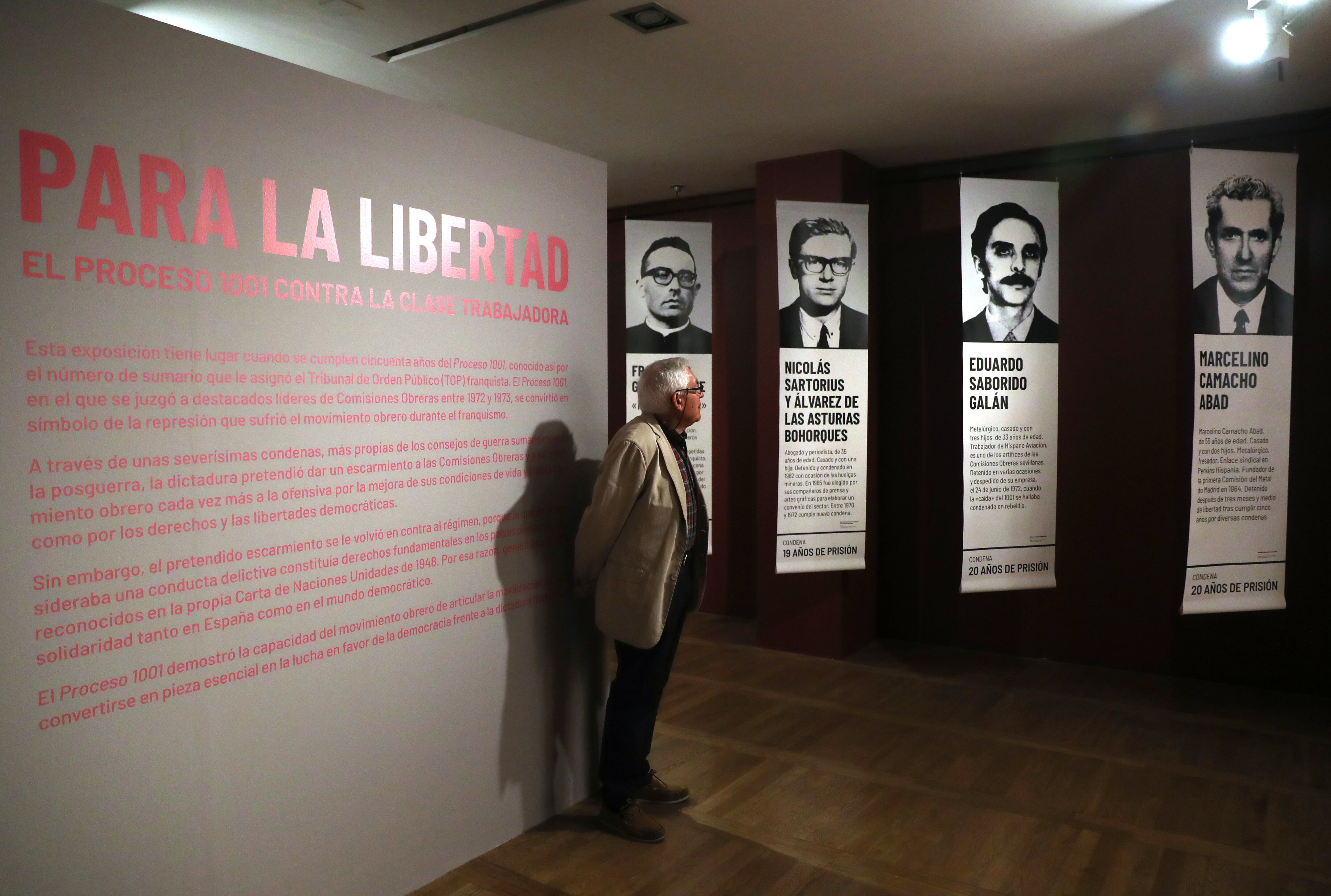 Fausto Canales, hijo y sobrino de represaliados del franquismo, visita la exposición en la Biblioteca Nacional que homenajea a la cúpula de CCOO condenada en el proceso 1001.